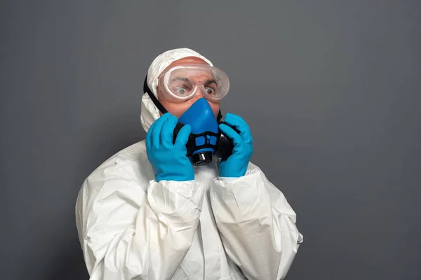 ガスマスクの認識できない消毒剤の面白い肖像画 保護スーツの男性 細菌や汚染された地域を取り除く準備ができています コロナウイルスCovid 19流行概念 — ストック写真