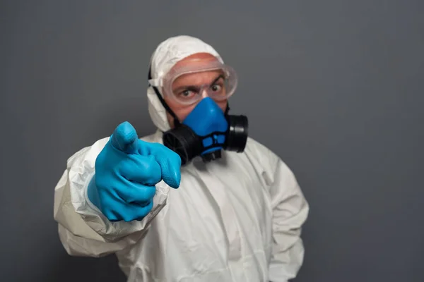 在防毒面具下的无法辨认的消毒剂肖像 身穿防护服的男性 随时准备清除细菌和清洁污染区域 Coronavirus Covid 19流行病概念 — 图库照片