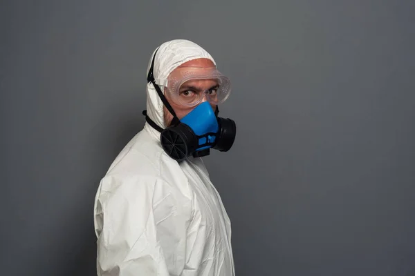 ガスマスクの認識できない消毒剤の肖像画 保護スーツの男性 細菌や汚染された地域を取り除く準備ができています コロナウイルスCovid 19流行概念 — ストック写真