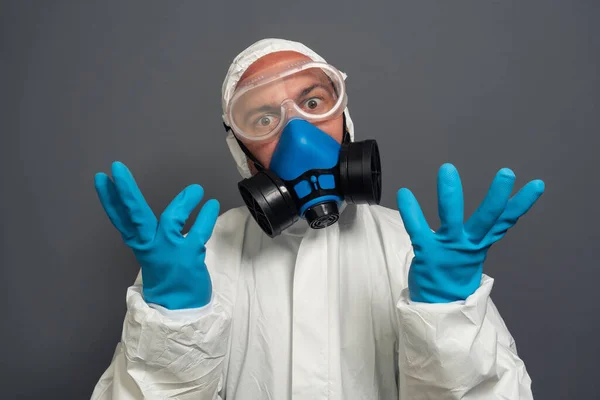 ガスマスクの認識できない消毒剤の面白い肖像画 保護スーツの男性 細菌や汚染された地域を取り除く準備ができています コロナウイルスCovid 19流行概念 — ストック写真