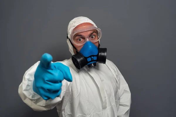 ガスマスクの認識できない消毒剤の肖像画 保護スーツの男性 細菌や汚染された地域を取り除く準備ができています コロナウイルスCovid 19流行概念 — ストック写真