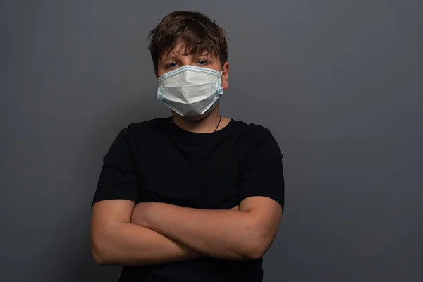 Junge Mit Medizinischer Gesichtsschutzmaske Auf Grauem Hintergrund Status Covid Lernen — Stockfoto