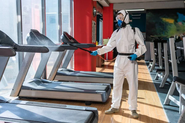 Curățarea Dezinfectarea Locuri Aglomerate Mijlocul Epidemiei Coronavirus Sala Gimnastică Curățarea — Fotografie, imagine de stoc
