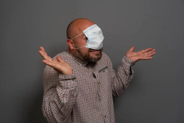 Retrato Jovem Engraçado Camisa Branca Com Máscara Médica Cirúrgica Com — Fotografia de Stock