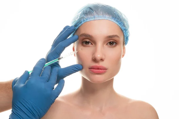 年轻而漂亮的女子在脸上注射肉毒杆菌化妆品 — 图库照片