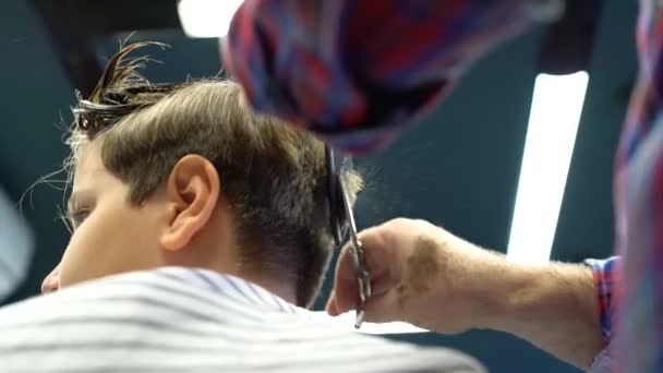 理发师用剪刀剪男孩的头发 后视镜造型师的手部特写 — 图库视频影像