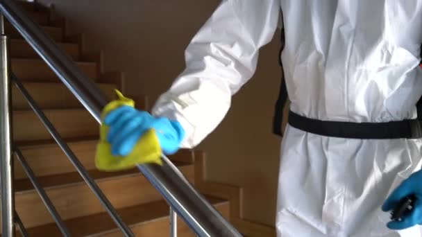 Sanitizer Desinfiziert Geländer Berührungsflächen Auf Coronavirus Covid Quarantäne Mit Antibakteriellen — Stockvideo