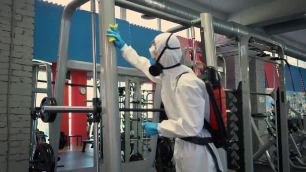 Werknemer Desinfecteert Fitnessapparatuur Van Coronavirus Covid Gevaar Met Antibacteriële Reinigingsmiddel — Stockvideo