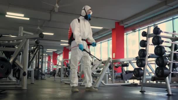 Şçi Coronavirus Covid Daki Jimnastik Ekipmanlarını Antibakteriyel Dezenfektan Spreyiyle Dezenfekte — Stok video