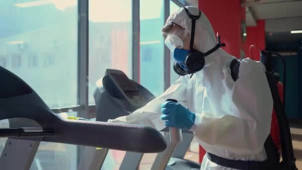 Arbeiter Desinfiziert Fitnessgeräte Von Coronavirus Covid Gefahr Mit Antibakterieller Desinfektionsspritze — Stockvideo