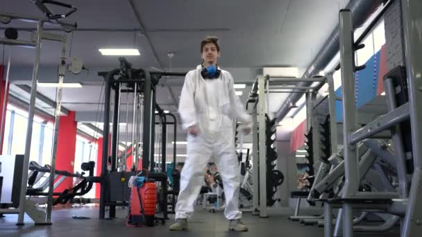 Erkek Dezenfektan Dansı Koruyucu Giysili Erkek Bakterilerden Kirlenmiş Bölgelerden Kurtulmaya — Stok video