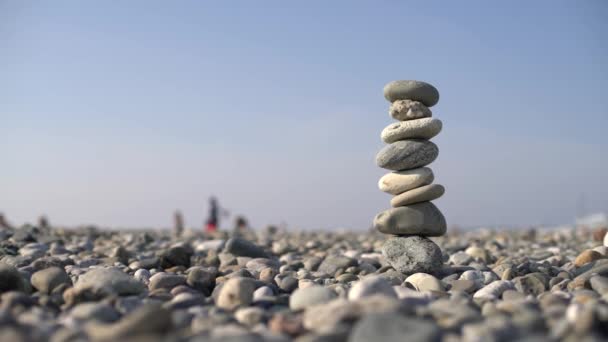 Mão Humana Colocando Pedras Umas Nas Outras Equilíbrio Close Torre — Vídeo de Stock
