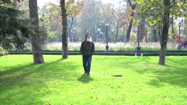 Senior Hört Musik Beim Spaziergang Herbstpark — Stockvideo