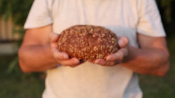 Чорний Хліб Руках Старого — стокове відео