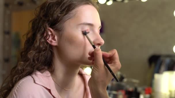 Makijażysta Kładzie Cień Powiek Pięknym Modelu Makijażysta Pracuje Salonie Piękności — Wideo stockowe