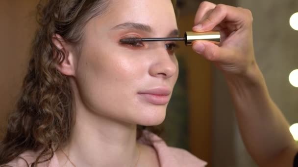 Makyöz Güzel Bir Modelin Yüzüne Kirpik Çizer Makyöz Güzellik Salonunda — Stok video