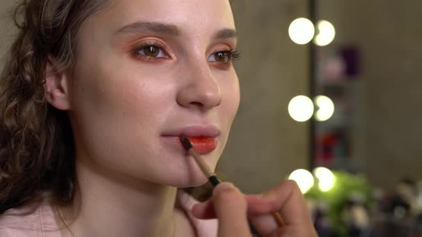 Makeup Artist Målar Läppar Med Rött Läppstift Ansiktet Vacker Modell — Stockvideo