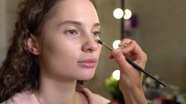 Maquillaje Artista Aplica Corrector Cara Una Hermosa Modelo Maquillaje Artista — Vídeo de stock