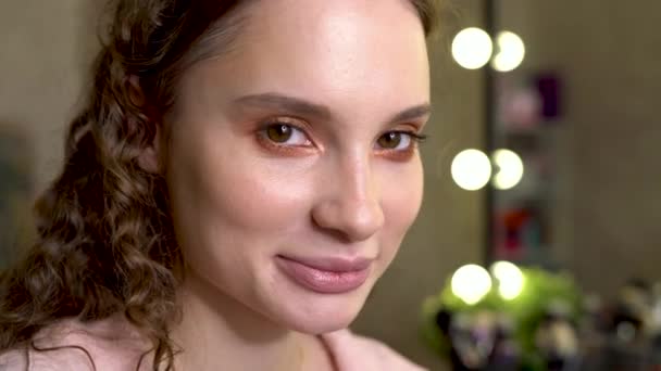 Menina Com Bela Maquiagem Come Morangos — Vídeo de Stock