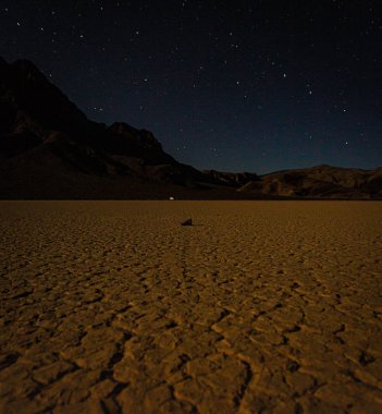 Ölüm Vadisi Ulusal Parkı 'nda gece kayan kaya