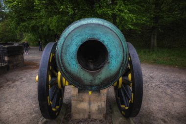 Kalede çok eski bir top. 