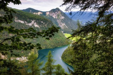 Berktesgadener Ulusal Parkı 'ndaki Koenigssee Gölü.