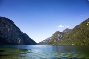 Berktesgadener Ulusal Parkı 'ndaki Koenigssee Gölü.