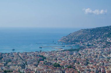 Türkiye, Antalya 'daki Alanya Kalesi' nin güzel deniz manzarası. Aydınlık bir gün ve deniz kıyısı..