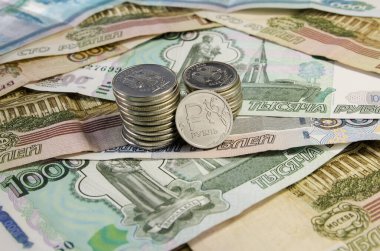 Rus ruble sikkeleri üzerinde banknot