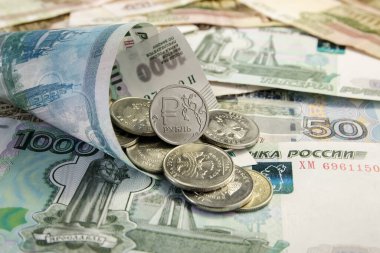 Rus ruble sikkeleri üzerinde banknot