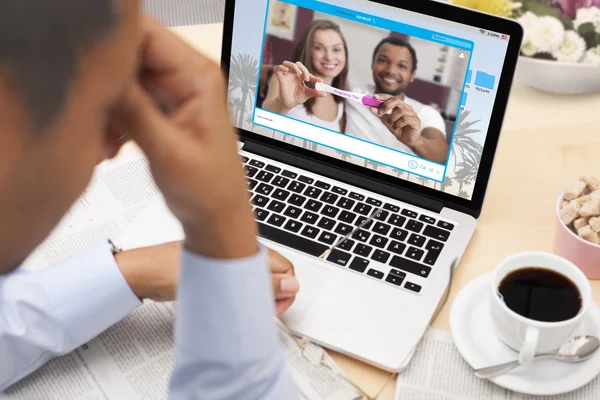 Moved middle-aged man crying when finding out that his son will have a baby — Stock Photo, Image