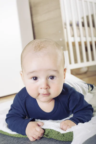 Niedliches Baby auf dem Bauch — Stockfoto