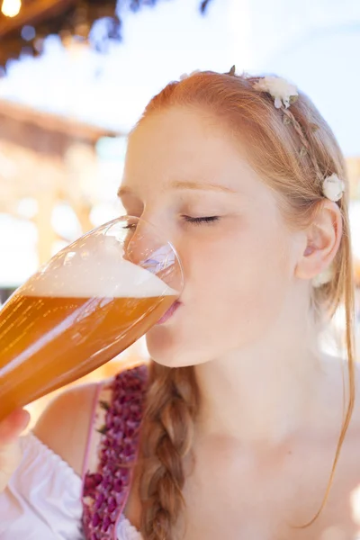 Donna rossa che beve una birra all'Oktoberfest — Foto Stock