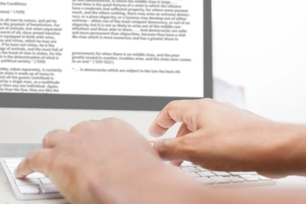 Hombre usando la computadora, escribiendo texto —  Fotos de Stock