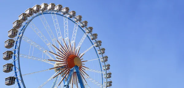 Grande roda gigante sobre o céu azul com espaço de cópia — Fotografia de Stock