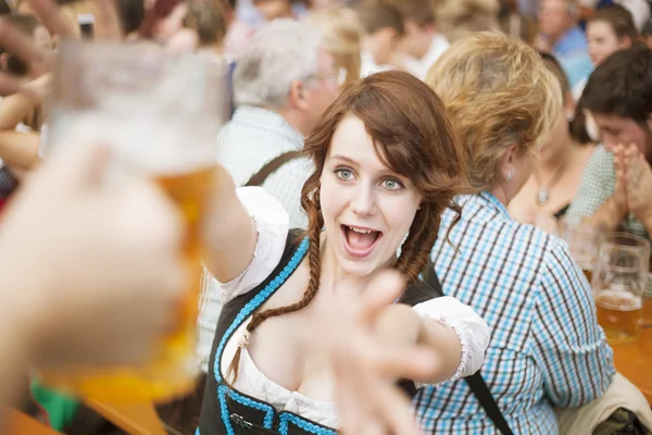 Exalterad tjej når för en mugg öl på Oktoberfest — Stockfoto