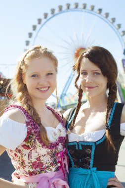 Geleneksel dirndl Alman kızlar