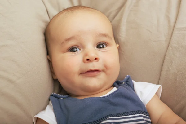 Portret van vrolijke babyjongen — Stockfoto