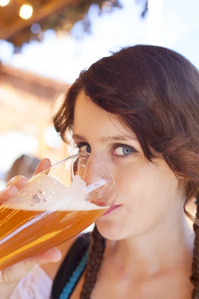 Jonge vrouw drinken witbier op Oktoberfest — Stockfoto