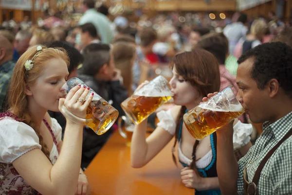 Vrienden genieten en drinken samen op Oktoberfest — Stockfoto