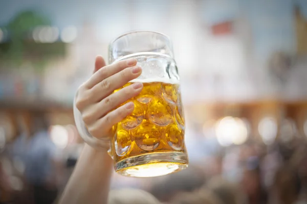 Verhogen van bier steins op Oktoberfest — Stockfoto