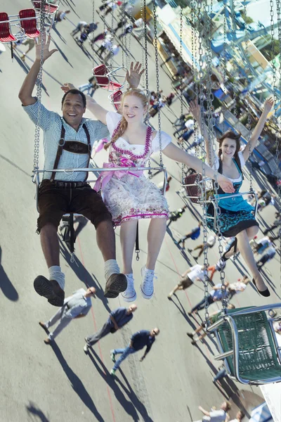 Couple s'amuser sur la chaîne carrousel Ketten-Karussell à Oktoberfest — Photo