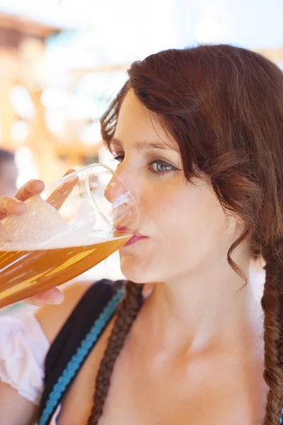 Jonge vrouw bier proeverij op Oktoberfest — Stockfoto