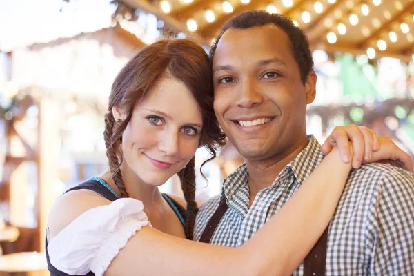 W miłości międzyrasowy pary ciesząc się Oktoberfest — Zdjęcie stockowe