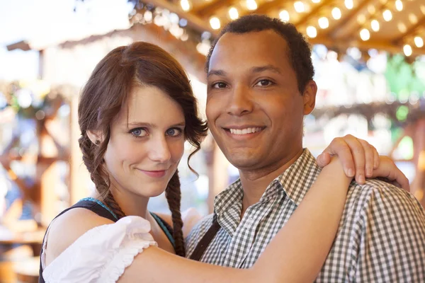En el amor interracial pareja disfrutando de Oktoberfest — Foto de Stock