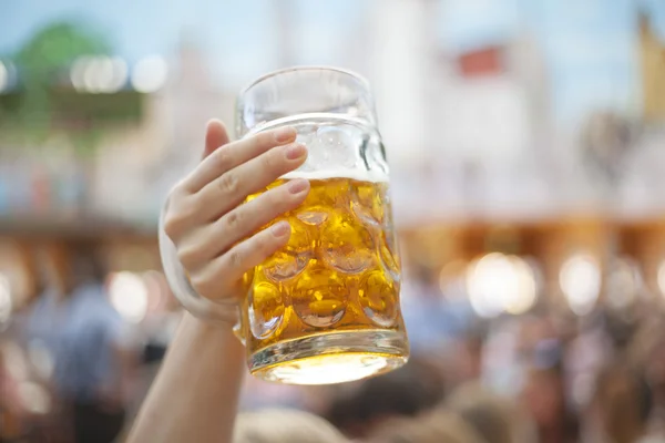 Bierpul verhogen op Oktoberfest — Stockfoto