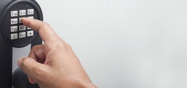 Güvenlik sistemi kodunu boşaltmak ile girerek Interracial işadamı el