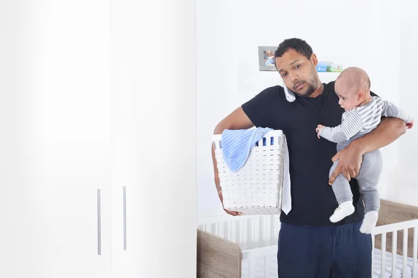 Padre soltero abrumado por cuidar de todo solo con espacio de copia — Foto de Stock