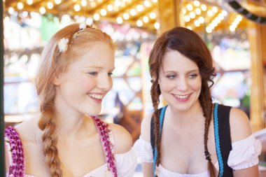 Ekim Festivali'nde adil oyun oynarken arkadaşları 