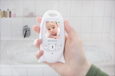 Ne zaman banyo bebek telsizi aracılığıyla kontrol bebek anne